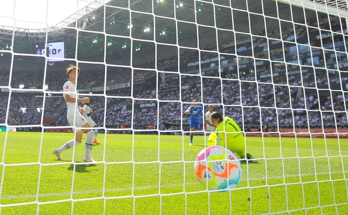 06.08.2022; Moenchengladbach; Fussball, Herren, 1. Fussball-Bundesliga, Saison 2022 2023, Borussia Moenchengladbach vs. TSG 1899 Hoffenheim Tor zum 0-1; Robert Skov (Hoffenheim, im Hintergrund) hat angezogen und trifft zum 0-1 gegen Torwart Yann Sommer (Gladbach, vorne re.) Ko Itakura (Gladbach, li.) kann nur zuschauen DFL regulations prohibit any use of photographs as image sequences and or quasi-video. Borussia-Park NRW Deutschland *** 06 08 2022 Moenchengladbach football, men, 1 football Bundesliga, season 2022 2023, Borussia Moenchengladbach vs TSG 1899 Hoffenheim goal to 0 1 Robert Skov Hoffenheim, in the background has attracted and scores to 0 1 against goalkeeper Yann Sommer Gladbach, front right Ko Itakura Gladbach, li can only watch DFL regulations prohibit any use of photographs as image sequences and or quasi video Borussia Park NRW Germany