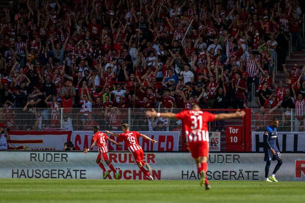 Fußball Berlin 06.08.2022 1. Bundesliga DFL Saison 2022 2023 1. FC Union Berlin - Hertha BSC Berlin Jubel nach dem Tor zum 1:0 durch Jordan Siebatcheu (Union, No.45) Janik Haberer (Union, No.19) Robin Knoche (Union, No.31) *** Soccer Berlin 06 08 2022 1 Bundesliga DFL Season 2022 2023 1 FC Union Berlin Hertha BSC Berlin Cheering after the goal to 1 0 by Jordan Siebatcheu Union, No 45 Janik Haberer Union, No 19 Robin Knoche Union, No 31
