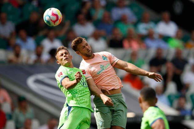 06.08.2022, Volkswagen Arena, Wolfsburg, Ligaspiel, 1. Bundesliga, VfL Wolfsburg vs SV Werder Bremen, im Bild Micky van de Ven (5, Wolfsburg) im Kopfballduell mit Niclas Fuellkrug (11, Bremen) DFL regulations prohibit any use of photographs as image sequences and or quasi-video. VfL Wolfsburg vs SV Werder Bremen *** 06 08 2022, Volkswagen Arena, Wolfsburg, league match, 1 Bundesliga, VfL Wolfsburg vs SV Werder Bremen, in picture Micky van de Ven 5, Wolfsburg in header duel with Niclas Fuellkrug 11, Bremen DFL regulations prohibit any use of photographs as image sequences and or quasi video VfL Wolfsburg vs SV Werder Bremen www.sielski-press.de