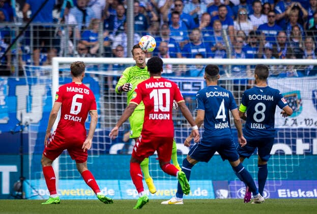 Torwart Manuel Riemann (Bochum) klärt mit dem Kopf VfL Bochum - FSV Mainz 05 06.08.2022, Fussball; Saison 2022 23 Foto: Moritz Müller *** Goalkeeper Manuel Riemann Bochum clears with his head VfL Bochum FSV Mainz 05 06 08 2022, Football season 2022 23 Photo Moritz Müller