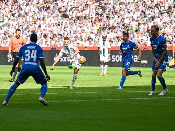 Florian Neuhaus (Borussia Moenchengladbach, 32) beim Schussversuch. Dabei Stanley Nsoki (TSG 1899 Hoffenheim, 34), Andrej Kramaric (TSG 1899 Hoffenheim, 27) und Kevin Vogt (TSG 1899 Hoffenheim, 22). Borussia Moenchengladbach vs. TSG 1899 Hoffenheim, Fussball, Bundesliga, 1. Spieltag, Saison 2022 2023, 06.08.2022 DFB DFL Regulations prohibit any use of Photographs as image sequences and or quasi-video Borussia Moenchengladbach vs. TSG 1899 Hoffenheim, Fussball, Bundesliga, 1. Spieltag, Saison 2022 2023, 06.08.2022 Moenchengladbach *** Florian Neuhaus Borussia Moenchengladbach, 32 while trying to shoot Stanley Nsoki TSG 1899 Hoffenheim, 34 , Andrej Kramaric TSG 1899 Hoffenheim, 27 and Kevin Vogt TSG 1899 Hoffenheim, 22 Borussia Moenchengladbach vs TSG 1899 Hoffenheim, Football, Bundesliga, 1 Spieltag, Saison 2022 2023, 06 08 2022 DFB DFL Regulations prohibit any use of Photographs as image sequences and or quasi video Borussia Moenchengladbach vs TSG 1899 Hoffenheim, Fussball, Bundesliga, 1 Spieltag, Saison 2022 2023, 06 08 2022 Moenchengladbach Copyright: xEibner-Pressefotox EP_EER