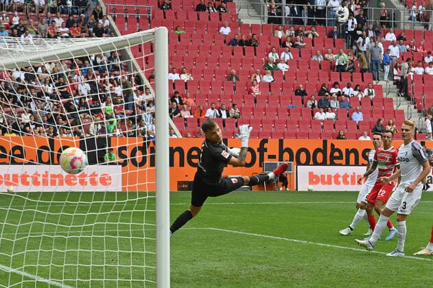 Tor Vincenzo GRIFO (nicht im BildSC Freiburg) zum 0-2, Aktion.Rafal GIKIEWICZ (Torwart FC Augsburg). Fussball 1. Bundesliga Saison 2022 2023, 1.Spieltag, Spieltag01, FC Augsburg - SC Freiburg am 06.08.2022, WWK ARENA Augsburg. *** Goal Vincenzo GRIFO not in pictureSC Freiburg to 0 2, action Rafal GIKIEWICZ goalkeeper FC Augsburg Football 1 Bundesliga season 2022 2023, 1 matchday, Spieltag01, FC Augsburg SC Freiburg on 06 08 2022, WWK ARENA Augsburg