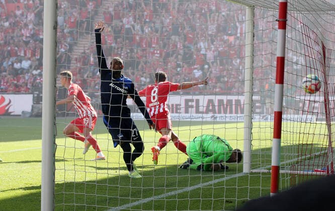 Robin Knoche (nicht im Bild) erziwlt Tor zum 3:0, Janik Haberer, Rani Khedira jubelnd, Kevin Prince Boateng wegen Abseits winkend, Torwart Oliver Christensen Fußball Fussball Bundesliga Herren DFL 1. Spieltag Saison 2022 2023 06.08.2022 1.FC Union Berlin FCU vs. Hertha BSC Berlin Stadtderby Ortsderby Derby DFL regulations prohibit any use of photographs as image sequences and or quasi-video. *** Robin Knoche not in picture erziwlt goal to 3 0, Janik Haberer, Rani Khedira cheering, Kevin Prince Boateng waving for offside, goalkeeper Oliver Christensen Sport Fußball Bundesliga Herren DFL 1 Spieltag Saison 2022 2023 06 08 2022 1 FC Union Berlin FCU vs Hertha BSC Berlin Stadtderby Ortsderby Derby DFL regulations prohibit any use of photographs as image sequences and or quasi video
