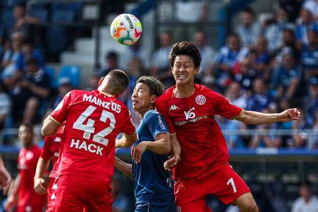 Takuma Asano (VfL Bochum 1848, 11) im Zweikampf gegen Jae-Sung Lee (FSV Mainz 05, 07) und Alexander Hack (FSV Mainz 05, 42), GER, VfL Bochum 1848 vs. FSV Mainz 05, Fussball, 1. Bundesliga, 1. Spieltag, Spielzeit 2022 2023, 06.08.2022, DFB DFL regulations prohibit any use of photographs as image sequences and or quasi-video., GER, VfL Bochum 1848 vs. FSV Mainz 05, Fussball, 1. Bundesliga, 1. Spieltag, Spielzeit 2022 2023, 06.08.2022 Bochum *** Takuma Asano VfL Bochum 1848, 11 in duel against Jae Sung Lee FSV Mainz 05, 07 and Alexander Hack FSV Mainz 05, 42 , GER, VfL Bochum 1848 vs FSV Mainz 05, Football, 1 Bundesliga, 1 Matchday, Season 2022 2023, 06 08 2022, DFB DFL regulations prohibit any use of photographs as image sequences and or quasi video , GER, VfL Bochum 1848 vs FSV Mainz 05, Football, 1 Bundesliga, 1 Spieltag, Spielzeit 2022 2023, 06 08 2022 Bochum Copyright: xEibner-Pressefoto BoiaxGabrielx EP_EEP