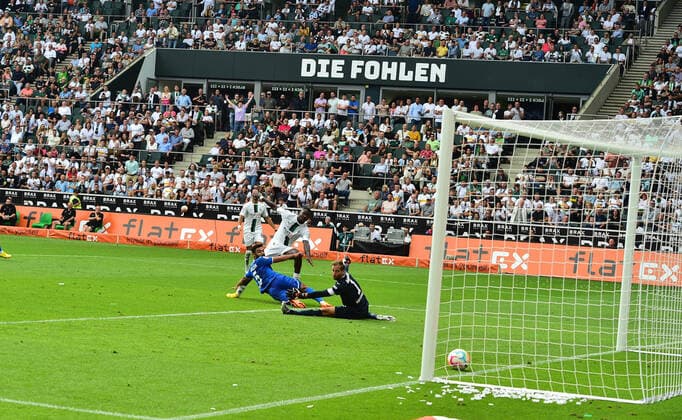 06.08.2022; Moenchengladbach; Fussball, Herren, 1. Fussball-Bundesliga, Saison 2022 2023, Borussia Moenchengladbach vs. TSG 1899 Hoffenheim Tor zum 2-1; Marcus Thuram (Gladbach, in der Mitte hinten) zieht ab und trifft zum 2-1 gegen Torwart Oliver Baumann (Hoffenheim, re.) Ozan Kabak (Hoffenheim, Mitte vorne) kommt zu spaet DFL regulations prohibit any use of photographs as image sequences and or quasi-video. Borussia-Park NRW Deutschland *** 06 08 2022 Moenchengladbach football, men, 1 football Bundesliga, season 2022 2023, Borussia Moenchengladbach vs TSG 1899 Hoffenheim goal to 2 1 Marcus Thuram Gladbach, center back pulls off and scores to 2 1 against goalkeeper Oliver Baumann Hoffenheim, re Ozan Kabak Hoffenheim, center forward comes too late DFL regulations prohibit any use of photographs as image sequences and or quasi video Borussia Park NRW Germany