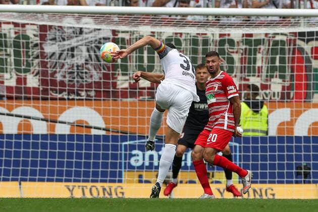 Christian Guenter 30 (SC Freiburg) beim Schuss aufs Tor, Daniel Caligiuri 20 (FC Augsburg), FC Augsburg vs. SC Freiburg, Fussball, 1. Bundesliga, 1. Spieltag, 06.08.2022 DFB regulations prohibit any use of photographs as image sequences and or quasi-video Augsburg Bayern Deutschland *** Christian Guenter 30 SC Freiburg shooting on goal, Daniel Caligiuri 20 FC Augsburg , FC Augsburg vs SC Freiburg, Football, 1 Bundesliga, 1 Matchday, 06 08 2022 DFB regulations prohibit any use of photographs as image sequences and or quasi video Augsburg Bayern Deutschland Copyright: xkolbert-press ChristianxKolbertx