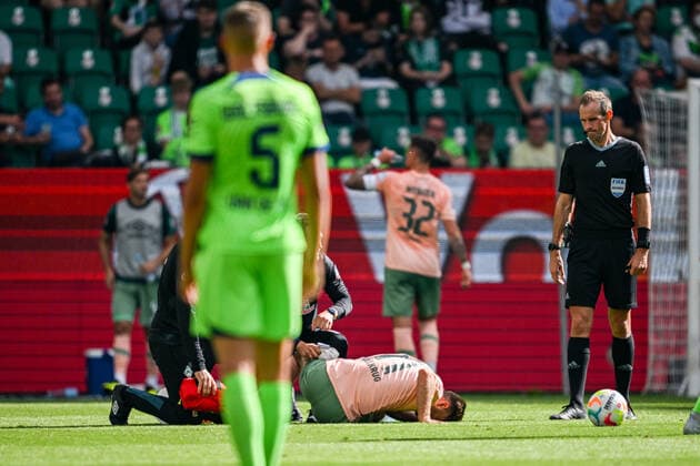GER, VfL Wolfsburg vs. SV Werder Bremen 06.08.2022, Volkswagen Arena , Wolfsburg , GER, VfL Wolfsburg vs. SV Werder Bremen im Bild picture shows Niclas Füllkrug (SV Werder Bremen 11) muss verletzt ausgewechselt werden. *** GER, VfL Wolfsburg vs SV Werder Bremen 06 08 2022, Volkswagen Arena , Wolfsburg , GER, VfL Wolfsburg vs SV Werder Bremen in picture picture shows Niclas Füllkrug SV Werder Bremen 11 must be substituted injured nordphotoxGmbHx xKröger nordphoto00008