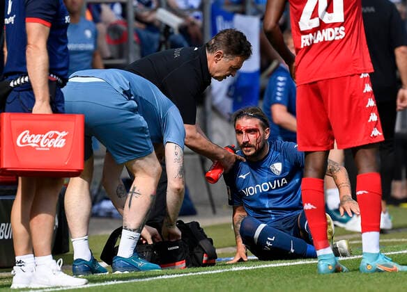 Sport Bilder des Tages 06.08.2022, Bochum, Germany, Vonovia Ruhrstadion, VfL Bochum vs 1. FSV Mainz 05 - 1. Bundesliga, Konstantinos Stafylidis (VfL Bochum) verletzt (Foto Ralf Treese) DFB DFL REGULATIONS PROHIBIT ANY USE OF PHOTOGRAPHS AS IMAGE SEQUENCES AND OR QUASI-VIDEO. Bochum Vonovia Ruhrstadion North Rhine-Westphalia Germany *** 06 08 2022, Bochum, Germany, Vonovia Ruhrstadion, VfL Bochum vs 1 FSV Mainz 05 1 Bundesliga, Konstantinos Stafylidis VfL Bochum injured photo Ralf Treese DFB DFL REGULATIONS PROHIBIT ANY USE OF PHOTOGRAPHS AS IMAGE SEQUENCES AND OR QUASI VIDEO Bochum Vonovia Ruhrstadion North Rhine Westphalia Germany  521_BOCM0520220806_031 Treese-521