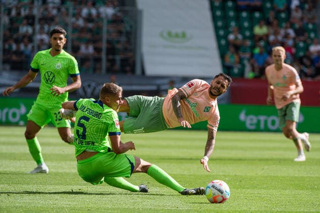 Leonardo Bittencourt (SV Werder Bremen 10) im Zweikampf mit Micky van de Ven (VfL Wolfsburg 5), VfL Wolfsburg vs. SV Werder Bremen, 1. Fussball Bundesliga, 1. Spieltag, Spielzeit 2022 2023, 06.08.2022 DFB DFL regulations prohibit any use of photographs as image sequences and or quasi-video VfL Wolfsburg vs. SV Werder Bremen, 1. Fussball Bundesliga, 1. Spieltag, Spielzeit 2022 2023, 06.08.2022 Wolfsburg *** Leonardo Bittencourt SV Werder Bremen 10 in duel with Micky van de Ven VfL Wolfsburg 5 , VfL Wolfsburg vs SV Werder Bremen, 1 Fussball Bundesliga, 1 Spieltag, Spielzeit 2022 2023, 06 08 2022 DFB DFL regulations prohibit any use of photographs as image sequences and or quasi video VfL Wolfsburg vs SV Werder Bremen, 1 Fussball Bundesliga, 1 Spieltag, Spielzeit 2022 2023, 06 08 2022 Wolfsburg Copyright: xEibner Memmlerx EP_MMR