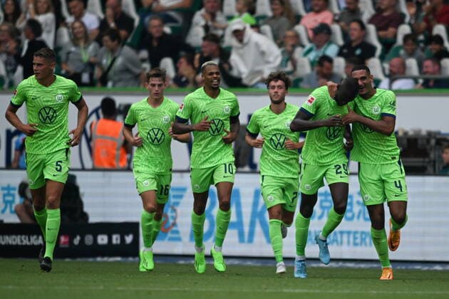 GER, VfL Wolfsburg vs. SV Werder Bremen 06.08.2022, Volkswagen Arena , Wolfsburg , GER, VfL Wolfsburg vs. SV Werder Bremen im Bild picture shows Joshua Guilavogui (VfL Wolfsburg 29) trifft zum 2:2 Nach Vorlage von Max Kruse (VfL Wolfsburg 9) Jubel *** GER, VfL Wolfsburg vs SV Werder Bremen 06 08 2022, Volkswagen Arena , Wolfsburg , GER, VfL Wolfsburg vs SV Werder Bremen in picture picture shows Joshua Guilavogui VfL Wolfsburg 29 scores 2 2 After Max Kruse VfL Wolfsburg 9 cheers nordphotoxGmbHx xKröger nordphoto00008