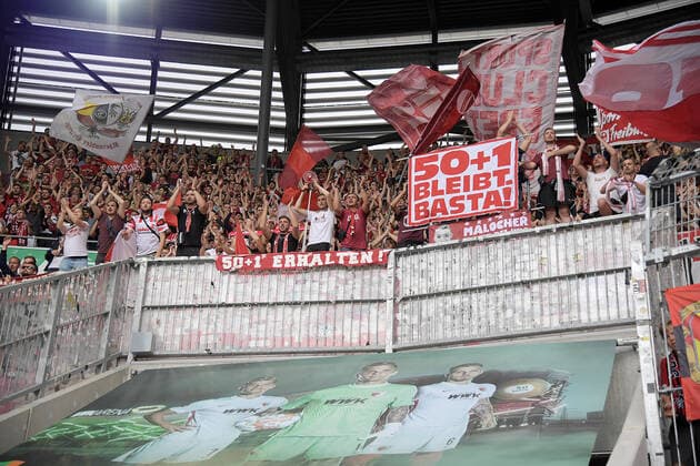06.08.2022, xemx, Fussball 1.Bundesliga, FC Augsburg - SC Freiburg emspor, v.l. Mannschaft, Spieler, jubeln nach Spielende, celebrate at the end of the match Fans von SC Freiburg, Fan, Stimmung, Trikot, Schal, Emotionen (DFL DFB REGULATIONS PROHIBIT ANY USE OF PHOTOGRAPHS as IMAGE SEQUENCES and or QUASI-VIDEO) Augsburg *** 06 08 2022, xemx, football 1 Bundesliga, FC Augsburg SC Freiburg emspor, v l team, players, cheer at the end of the match, celebrate at the end of the match fans of SC Freiburg, fan, mood, jersey, scarf, emotions DFL DFB REGULATES PROHIBIT ANY USE OF PHOTOGRAPHS as IMAGE SEQUENCES and or QUASI VIDEO Augsburg