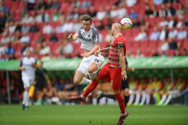 Fußball, 1. Bundesliga, 20220806, FC Augsburg - SC Freiburg. Im Bild Michael GREGORITSCH (SC Freiburg, 38) und Jeffrey GOUWELEEUW (FC Augsburg, 6) Kopfballduell Zweikampf Ball. Augsburg WWK-Arena Bayern Deutschland *** Soccer, 1 Bundesliga, 20220806, FC Augsburg SC Freiburg In the picture Michael GREGORITSCH SC Freiburg, 38 and Jeffrey GOUWELEEUW FC Augsburg, 6 header duel duel ball Augsburg WWK Arena Bayern Germany Copyright: Passion2Press MarkusxFischerx