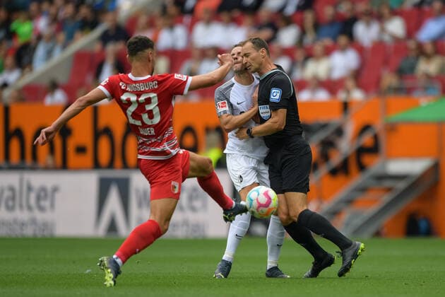 Fußball, 1. Bundesliga, 20220806, FC Augsburg - SC Freiburg. Im Bild Maximilian BAUER (FC Augsburg, 23), Christian GÜNTER (Guenther Gunther, SC Freiburg, 30) und Schiedsrichter Bastian DANKERT Zusammenprall. Augsburg WWK-Arena Bayern Deutschland *** Soccer, 1 Bundesliga, 20220806, FC Augsburg SC Freiburg In the picture Maximilian BAUER FC Augsburg, 23 , Christian GÜNTER Guenther Gunther, SC Freiburg, 30 and referee Bastian DANKERT clash Augsburg WWK Arena Bayern Germany Copyright: Passion2Press MarkusxFischerx