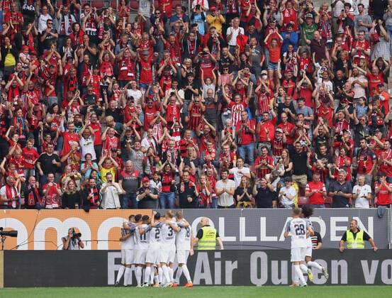 Torjubel nach dem 0:3 vor dem Freiburger Gästeblock; FC Augsburg vs. SC Freiburg, 1. Spieltag; DFL REGULATIONS PROHIBIT ANY USE OF PHOTOGRAPHS AS IMAGE SEQUENCES AND OR QUASI-VIDEO. *** Goal celebration after the 0 3 in front of the Freiburg guest block FC Augsburg vs SC Freiburg, 1 Spieltag DFL REGULATIONS PROHIBIT ANY USE OF PHOTOGRAPHS AS IMAGE SEQUENCES AND OR QUASI VIDEO