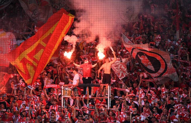 Fussball, Herren, Saison 2022 2023, 1. Bundesliga (1. Spieltag), 1. FC Union Berlin - Hertha BSC, Fans von Union zünden Pyrotechnik, 06.08. 2022, *** Football, men, season 2022 2023, 1 Bundesliga 1 matchday , 1 FC Union Berlin Hertha BSC, fans of Union ignite pyrotechnics, 06 08 2022, Copyright: xSebastianxRäppold MatthiasxKochx