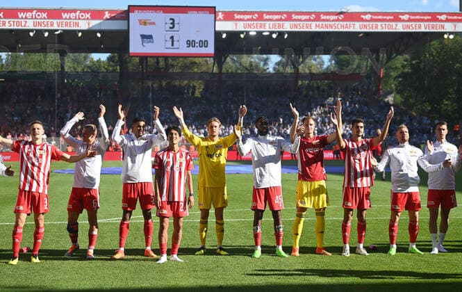 Sport Bilder des Tages Fussball, Herren, Saison 2022 2023, 1. Bundesliga (1. Spieltag), 1. FC Union Berlin - Hertha BSC, Spieler von Union, Jubel nach dem Abpfiff und Anzeigetafel mit 3:1-Endstand, 06.08. 2022, *** Football, men, season 2022 2023, 1 Bundesliga 1 matchday , 1 FC Union Berlin Hertha BSC, players of Union, cheering after the final whistle and scoreboard with 3 1 final score, 06 08 2022, Copyright: xMatthiasxKochx
