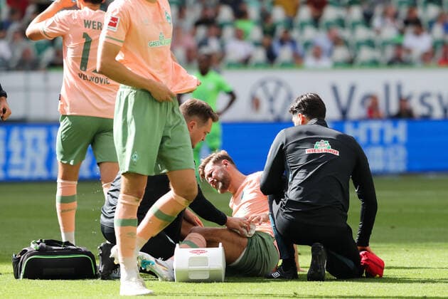Behandlung - Niclas Füllkrug (Werder Bremen,11) - 1. Fussball Bundesliga Saison 2022-2023 VfL Wolfsburg vs. Werder Bremen in der Volkswagen Arena in Wolfsburg - Aktion,Fussball,Deutschland,Mann,Männer,06.08.2022 *** Treatment Niclas Füllkrug Werder Bremen,11 1 football Bundesliga season 2022 2023 VfL Wolfsburg vs Werder Bremen in the Volkswagen Arena in Wolfsburg action,football,Germany,man,men,06 08 2022