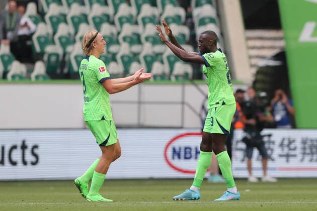 Torjubel - Torschütze Josuha Guilavogui (VfL Wolfsburg) trifft zum 2-2 mit Sebastiaan Bornauw (VfL Wolfsburg,3) - 1. Fussball Bundesliga Saison 2022-2023 VfL Wolfsburg vs. Werder Bremen in der Volkswagen Arena in Wolfsburg - Aktion,Fussball,Deutschland,Mann,Männer,06.08.2022 *** Goal celebration scorer Josuha Guilavogui VfL Wolfsburg scores 2 2 with Sebastiaan Bornauw VfL Wolfsburg,3 1 Football Bundesliga season 2022 2023 VfL Wolfsburg vs Werder Bremen at the Volkswagen Arena in Wolfsburg action,football,Germany,man,men,06 08 2022