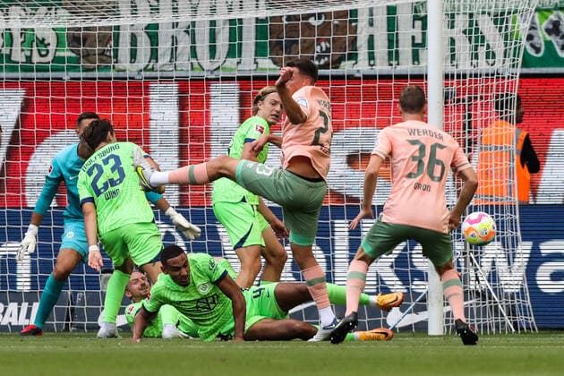 Nicolai Rapp (Werder Bremen,23) gegen Jonas Wind (VfL Wolfsburg,23),Maximilian Arnold (VfL Wolfsburg,27),Maxence Lacroix (VfL Wolfsburg,4),Sebastiaan Bornauw (VfL Wolfsburg,3) - 1. Fussball Bundesliga Saison 2022-2023 VfL Wolfsburg vs. Werder Bremen in der Volkswagen Arena in Wolfsburg - Aktion,Fussball,Deutschland,Mann,Männer,06.08.2022 *** Nicolai Rapp Werder Bremen,23 vs Jonas Wind VfL Wolfsburg,23 ,Maximilian Arnold VfL Wolfsburg,27 ,Maxence Lacroix VfL Wolfsburg,4 ,Sebastiaan Bornauw VfL Wolfsburg,3 1 Football Bundesliga Season 2022 2023 VfL Wolfsburg vs Werder Bremen at the Volkswagen Arena in Wolfsburg Action,Football,Germany,Man,Men,06 08 2022