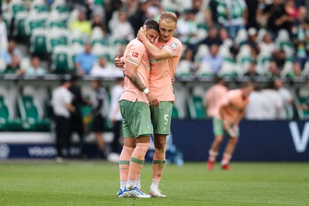 Amos Pieper (Werder Bremen,5) mit Marco Friedl (Werder Bremen,32) - 1. Fussball Bundesliga Saison 2022-2023 VfL Wolfsburg vs. Werder Bremen in der Volkswagen Arena in Wolfsburg - Aktion,Fussball,Deutschland,Mann,Männer,06.08.2022 *** Amos Pieper Werder Bremen,5 with Marco Friedl Werder Bremen,32 1 football Bundesliga season 2022 2023 VfL Wolfsburg vs Werder Bremen in the Volkswagen Arena in Wolfsburg action,football,Germany,man,men,06 08 2022
