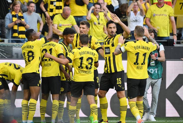 Jubel BVB 1:0, v.re., Marco Reus (Borussia Dortmund), Mats Hummels (Borussia Dortmund), Thomas Meunier (Borussia Dortmund), Raphael Guerreiro (Borussia Dortmund), Karim Adeyemi (Borussia Dortmund), Donyell Malen (Borussia Dortmund), Youssoufa Moukoko (Borussia Dortmund) 06.08.2022, Fussball GER, Saison 2022 2023, 1. Bundesliga, 1. Spieltag, Borussia Dortmund - Bayer 04 Leverkusen Foto: Maik Hölter TEAM2sportphoto DFL regulations prohibit any use of photographs as image sequences and or quasi-video Dortmund Signal Iduna Park Nordrhein Westfalen Deutschland *** Jubel BVB 1 0, v re , Marco Reus Borussia Dortmund , Mats Hummels Borussia Dortmund , Thomas Meunier Borussia Dortmund , Raphael Guerreiro Borussia Dortmund , Karim Adeyemi Borussia Dortmund , Donyell Malen Borussia Dortmund , Youssoufa Moukoko Borussia Dortmund 06 08 2022, Football GER, season 2022 2023, 1 Bundesliga, 1 matchday, Borussia Dortmund Bayer 04 Leverkusen Foto Maik Hölter TEAM2sportphoto DFL regulations prohibit any use of photographs as image sequences and or quasi video Dortmund Signal Iduna Park Nordrhein Westfalen Germany Team2