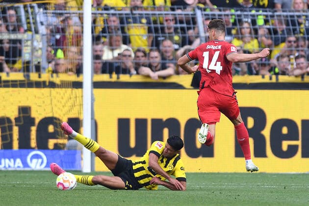 Fußball 1. Bundesliga 1. Spieltag Borussia Dortmund - Bayer 04 Leverkusen am 06.08.2022 im Signal Iduna Park in Dortmund Mahmoud Dahoud ( Dortmund ), links - Patrik Schick ( Leverkusen ), rechts DFL regulations prohibit any use of photographs as image sequences and or quasi-video. *** Soccer 1 Bundesliga 1 Matchday Borussia Dortmund Bayer 04 Leverkusen on 06 08 2022 at Signal Iduna Park in Dortmund Mahmoud Dahoud Dortmund , left Patrik Schick Leverkusen , right DFL regulations prohibit any use of photographs as image sequences and or quasi video xHDx