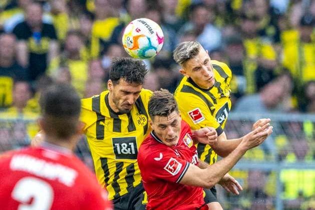 Fußball: 1. Bundesliga, 1. Spieltag, Borussia Dortmund - Bayer 04 Leverkusen am 06.08.2022 im Signal-Iduna-Park in Dortmund (Nordrhein-Westfalen). Dortmunds Mats Hummels (l-r), Leverkusens Patrik Schick und Dortmunds Nico Schlotterbeck kämpfen um den Ball. DFL REGULATIONS PROHIBIT ANY USE OF PHOTOGRAPHS AS IMAGE SEQUENCES AND OR QUASI-VIDEO. *** Soccer 1 Bundesliga, 1 Matchday, Borussia Dortmund Bayer 04 Leverkusen on 06 08 2022 at Signal Iduna Park in Dortmund North Rhine Westphalia Dortmunds Mats Hummels l r , Leverkusens Patrik Schick and Dortmunds Nico Schlotterbeck fight for the ball DFL REGULATIONS PROHIBIT ANY USE OF PHOTOGRAPHS AS IMAGE SEQUENCES AND OR QUASI VIDEO Copyright: xDavidxInderliedx