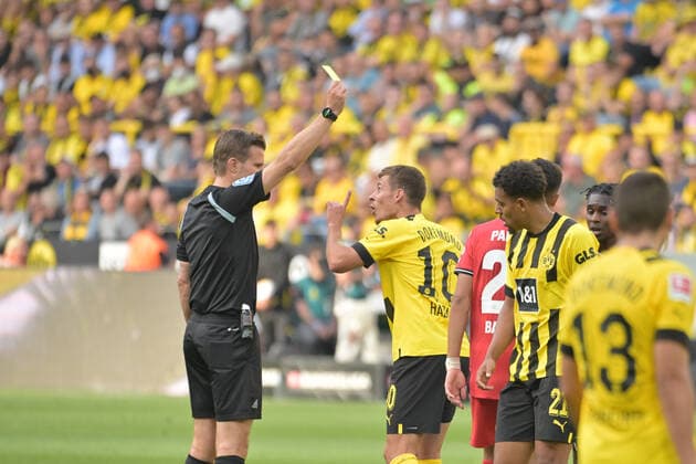 06.08.2022, xbrx, Fussball 1.Bundesliga, Borussia Dortmund - Bayer 04 Leverkusen emspor, v.l. Gelbe Karte, yellow card, Hazard, Thorgan (10 - Borussia Dortmund 09), Brych, Felix (schiedsrichter) (DFL DFB REGULATIONS PROHIBIT ANY USE OF PHOTOGRAPHS as IMAGE SEQUENCES and or QUASI-VIDEO) Dortmund *** 06 08 2022, xbrx, football 1 Bundesliga, Borussia Dortmund Bayer 04 Leverkusen emspor, v l yellow card, yellow card, Hazard, Thorgan 10 Borussia Dortmund 09 , Brych, Felix schiedsrichter DFL DFB REGULATES PROHIBIT ANY USE OF PHOTOGRAPHS as IMAGE SEQUENCES and or QUASI VIDEO Dortmund