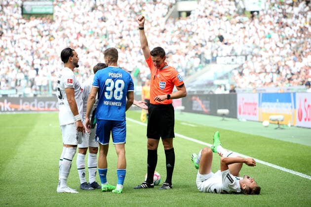 Sport Themen der Woche KW31 06.08.2022 Fussball,GER, Saison 2022 2023; 1.Bundesliga; 1. Spieltag; VFL Borussia Mönchengladbach--TSG 1899 Hoffenheim : Schiri Daniel Siebert zückt die Gelbe Karte für Stefan Posch (38 HOF) nach einem Foul an Florian Neuhaus (32 BMG) . Wenig später sieht Stefan Posch Rot . DFL REGULATIONS PROHIBIT ANY USE OF PHOTOGRAPHS AS IMAGE SEQENCES AND OR QUASI-VIDEO. 1.Fussball-Bundesliga : Borussia Mönchengladbach- TSG 1899 Hoffenheim 1.Spieltag *** 06 08 2022 Football,GER, Saison 2022 2023 1 Bundesliga 1 Spieltag VFL Borussia Mönchengladbach TSG 1899 Hoffenheim Referee Daniel Siebert draws the yellow card for Stefan Posch 38 HOF after a foul on Florian Neuhaus 32 BMG A little later Stefan Posch sees red DFL REGULATIONS PROHIBIT ANY USE OF PHOTOGRAPHS AS IMAGE SEQENCES AND OR QUASI VIDEO 1 Football Bundesliga Borussia Mönchengladbach TSG 1899 Hoffenheim 1 Spieltag