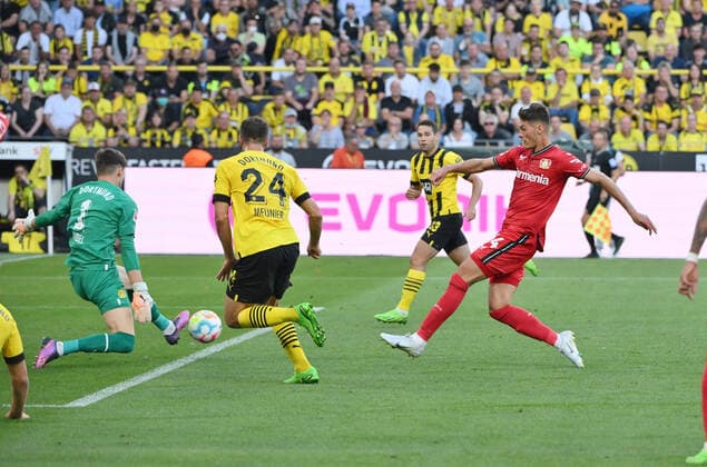 Patrik Schick (Bayer 04 Leverkusen), re., scheitert an Torwart Gregor Kobel (Borussia Dortmund) 06.08.2022, Fussball GER, Saison 2022 2023, 1. Bundesliga, 1. Spieltag, Borussia Dortmund - Bayer 04 Leverkusen Foto: Maik Hölter TEAM2sportphoto DFL regulations prohibit any use of photographs as image sequences and or quasi-video Dortmund Signal Iduna Park Nordrhein Westfalen Deutschland *** Patrik Schick Bayer 04 Leverkusen , r , fails to score on goalkeeper Gregor Kobel Borussia Dortmund 06 08 2022, Football GER, Season 2022 2023, 1 Bundesliga, 1 Matchday, Borussia Dortmund Bayer 04 Leverkusen Foto Maik Hölter TEAM2sportphoto DFL regulations prohibit any use of photographs as image sequences and or quasi video Dortmund Signal Iduna Park Nordrhein Westfalen Germany Team2