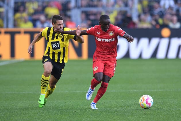 Fußball 1. Bundesliga 1. Spieltag Borussia Dortmund - Bayer 04 Leverkusen am 06.08.2022 im Signal Iduna Park in Dortmund Raphael Guerreiro ( Dortmund ), links - Moussa Diaby ( Leverkusen ), rechts DFL regulations prohibit any use of photographs as image sequences and or quasi-video. *** Soccer 1 Bundesliga 1 Matchday Borussia Dortmund Bayer 04 Leverkusen on 06 08 2022 at Signal Iduna Park in Dortmund Raphael Guerreiro Dortmund , left Moussa Diaby Leverkusen , right DFL regulations prohibit any use of photographs as image sequences and or quasi video xHDx