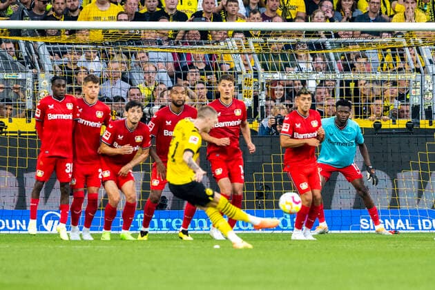 Fußball: 1. Bundesliga, 1. Spieltag, Borussia Dortmund - Bayer 04 Leverkusen am 06.08.2022 im Signal-Iduna-Park in Dortmund (Nordrhein-Westfalen). Dortmunds Marco Reus schiesst einen Freistoß gegen Leverkusens Edmond Tapsoba im Tor. DFL REGULATIONS PROHIBIT ANY USE OF PHOTOGRAPHS AS IMAGE SEQUENCES AND OR QUASI-VIDEO. *** Soccer 1 Bundesliga, Matchday 1, Borussia Dortmund Bayer 04 Leverkusen on 06 08 2022 at Signal Iduna Park in Dortmund North Rhine Westphalia Dortmunds Marco Reus takes a free kick against Leverkusens Edmond Tapsoba in goal DFL REGULATES PROHIBIT ANY USE OF PHOTOGRAPHS AS IMAGE SEQUENCES AND OR QUASI VIDEO Copyright: xDavidxInderliedx