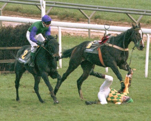 Archivbilder der Woche SPORT KW32 Neue Bult Hannover 08.11.1998 1. Rennen -Hürden Prof. -Dr. -Kurt Wagner -Erinnerungsrennen ü.3200 M . Sturz von Vilem Hlavacek auf Kurfürstendamm -nichts passiert. Links Pavel Pytlik auf Skywalker. *** Neue Bult Hannover 08 11 1998 1 race hurdles Prof Dr Kurt Wagner memorial race ü 3200 M fall of Vilem Hlavacek on Kurfürstendamm nothing happened left Pavel Pytlik on Skywalker
