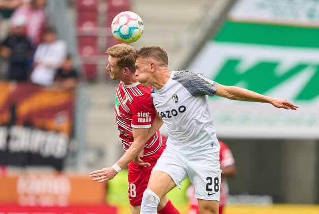 Andre HAHN, FCA 28 compete for the ball, tackling, duel, header, zweikampf, action, fight against Matthias Ginter, FRG 28 in the match FC AUGSBURG - SC FREIBURG 0-4 1.German Football League on Aug 06, 2022 in Augsburg, Germany. Season 2022 2023, matchday 1, 1.Bundesliga, FCB, Munich, 1.Spieltag