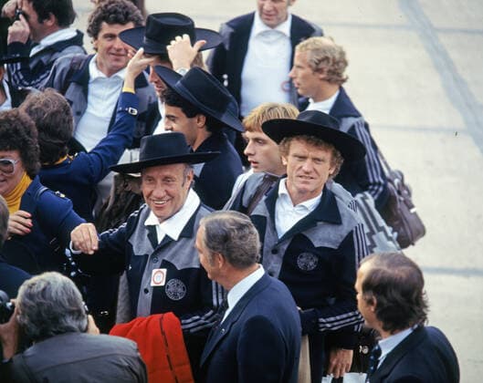 Archivbilder der Woche SPORT KW32 05.06.78 WM 1978 Ankunft DFB Flughafen Cordoba Argentinien, Cordoba, 05.06.1978, Fussball, FIFA WM 1978 in Argentinien, Ankunft Deutsche Fussball Nationalmannschaft DFB am Flughafen Cordoba: v.l. Helmut Schön (Trainer), Sepp Maier. *** 05 06 78 World Cup 1978 Arrival DFB Airport Cordoba Argentina, Cordoba, 05 06 1978, Football, FIFA World Cup 1978 in Argentina, Arrival German Football Team DFB at Cordoba Airport v l Helmut Schön Coach , Sepp Maier