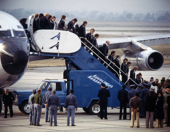 05.06.78 WM 1978 Ankunft DFB Flughafen Cordoba Argentinien, Cordoba, 05.06.1978, Fussball, FIFA WM 1978 in Argentinien, Ankunft Deutsche Fussball Nationalmannschaft DFB am Flughafen Cordoba: Spieler steigen aus dem Flugzeug aus. *** 05 06 78 World Cup 1978 Arrival DFB Airport Cordoba Argentina, Cordoba, 05 06 1978, Football, FIFA World Cup 1978 in Argentina, Arrival German Football Team DFB at Cordoba Airport players get off the plane