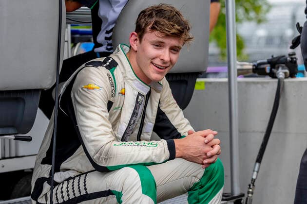 August 6, 2022, Nashville, TN, United States of America: CALLUM ILOTT (77) (R) of Cambridge, England gets out of his car after a practice session for the Big Machine Music City Grand Prix on the Streets Of Nashville in Nashville TN. Nashville United States of America - ZUMAa161 20220806_zaa_a161_020 Copyright: xWalterxG.xArcexSr.x