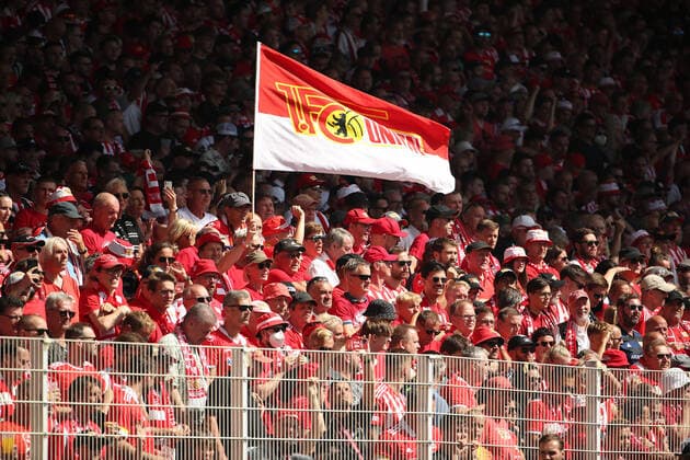 Unionfahne Unionfans auf der Gegengerade Fußball Fussball Bundesliga Herren DFL 1. Spieltag Saison 2022 2023 06.08.2022 1.FC Union Berlin FCU vs. Hertha BSC Berlin Stadtderby Ortsderby Derby DFL regulations prohibit any use of photographs as image sequences and or quasi-video. *** Unionfahne Unionfans auf der Gegengerade Sport Fußball Bundesliga Herren DFL 1 Spieltag Saison 2022 2023 06 08 2022 1 FC Union Berlin FCU vs Hertha BSC Berlin Stadtderby Ortsderby Derby DFL regulations prohibit any use of photographs as image sequences and or quasi video