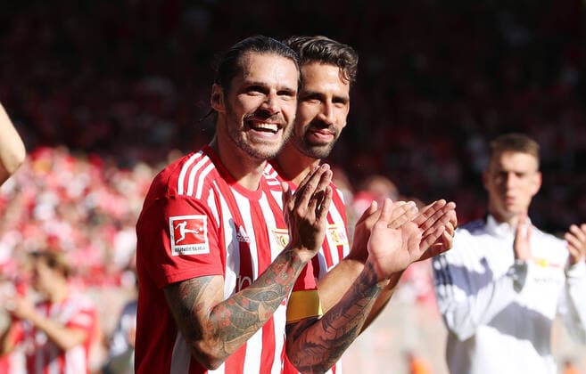 Christopher Trimmel, Rani Khedira bei der Ehrenrunde zu den Fans klatschend Freude Emotion Jubel nach Spielende Fußball Fussball Bundesliga Herren DFL 1. Spieltag Saison 2022 2023 06.08.2022 1.FC Union Berlin FCU vs. Hertha BSC Berlin Stadtderby Ortsderby Derby DFL regulations prohibit any use of photographs as image sequences and or quasi-video. *** Christopher Trimmel, Rani Khedira during the lap of honor to the fans clapping joy emotion jubilation after the end of the game sports soccer Bundesliga men DFL 1 matchday season 2022 2023 06 08 2022 1 FC Union Berlin FCU vs Hertha BSC Berlin Stadtderby Ortsderby Derby DFL regulations prohibit any use of photographs as image sequences and or quasi video