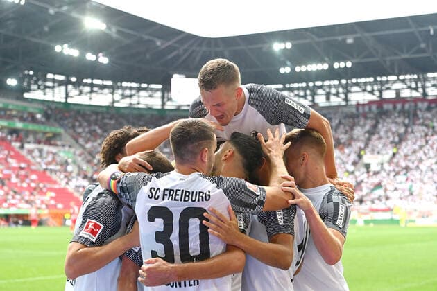 kollektiver Torjubel nach Tor zum 0-4 von Ritsu DOAN (SC Freiburg) mit Matthias GINTER (SC Freiburg-oben), Jubel,Freude,Begeisterung,Aktion. Fussball 1. Bundesliga Saison 2022 2023, 1.Spieltag, Spieltag01, FC Augsburg - SC Freiburg 0-4 am 06.08.2022, WWK ARENA Augsburg. *** collective goal celebration after goal to the 0 4 of Ritsu DOAN SC Freiburg with Matthias GINTER SC Freiburg above, cheers, joy, enthusiasm, action football 1 Bundesliga season 2022 2023, 1 matchday, Spieltag01, FC Augsburg SC Freiburg 0 4 on 06 08 2022, WWK ARENA Augsburg