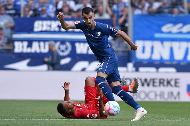 Fußball 1. Bundesliga 1. Spieltag VfL Bochum - 1. FSV Mainz 05 am 06.08.2022 im Vonovia Ruhrstadion in Bochum Erhan Masovic ( Bochum ), vorne - Karim Onisiwo ( Mainz ), hinten DFL regulations prohibit any use of photographs as image sequences and or quasi-video. *** Soccer 1 Bundesliga 1 Matchday VfL Bochum 1 FSV Mainz 05 on 06 08 2022 at Vonovia Ruhrstadion in Bochum Erhan Masovic Bochum , front Karim Onisiwo Mainz , rear DFL regulations prohibit any use of photographs as image sequences and or quasi video xRx