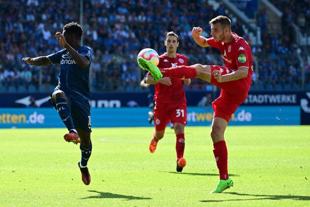 Jordi Osei-Tutu 18 (Vfl Bochum) im Zweikampf, Aktion, mit Maxim Leitsch 5 (1. FSV Mainz 05), VfL Bochum vs. 1. FSV Mainz 05, Fussball, 1. Bundesliga, 1. Spieltag, 06.08.2022 DFB regulations prohibit any use of photographs as image sequences and or quasi-video *** Jordi Osei Tutu 18 Vfl Bochum in duel, action, with Maxim Leitsch 5 1 FSV Mainz 05 , VfL Bochum vs 1 FSV Mainz 05, Football, 1 Bundesliga, 1 Matchday, 06 08 2022 DFB regulations prohibit any use of photographs as image sequences and or quasi video Copyright: xkolbert-press MarcxNiemeyerx