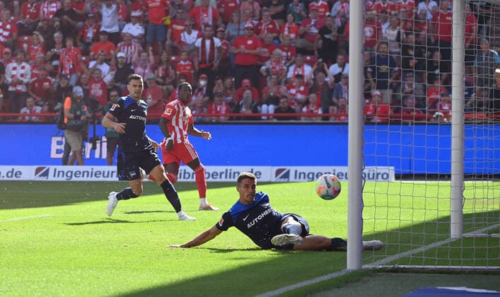 Fussball, Herren, Saison 2022 2023, 1. Bundesliga (1. Spieltag), 1. FC Union Berlin - Hertha BSC, Sheraldo Becker (2. v. r, 1. FC Union) erzielt das Tor zum 2:0 gegen v. l. Filip Uremovic (Hertha BSC), Marc Oliver Kempf (r., Hertha BSC), 06.08. 2022, *** Football, men, season 2022 2023, 1 Bundesliga 1 matchday , 1 FC Union Berlin Hertha BSC, Sheraldo Becker 2 v r, 1 FC Union scores the goal to 2 0 against v l Filip Uremovic Hertha BSC , Marc Oliver Kempf r , Hertha BSC , 06 08 2022, Copyright: xMatthiasxKochx
