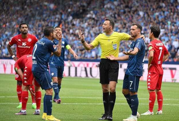 Diskussionen, v.re., Kevin Stöger (VfL Bochum), Kevin Stoeger, Schiedsrichter Felix Zwayer, Cristian Gamboa (VfL Bochum) 06.08.2022, Fussball GER, Saison 2022 2023, 1. Bundesliga, 1. Spieltag, VfL Bochum - FSV Mainz 05 1:2 Foto: Maik Hölter TEAM2sportphoto DFL regulations prohibit any use of photographs as image sequences and or quasi-video Bochum Vonovia Ruhrstadion Nordrhein Westfalen Deutschland *** Discussions, v re , Kevin Stöger VfL Bochum , Kevin Stoeger, Referee Felix Zwayer, Cristian Gamboa VfL Bochum 06 08 2022, Football GER, Season 2022 2023, 1 Bundesliga, 1 Matchday, VfL Bochum FSV Mainz 05 1 2 Photo Maik Hölter TEAM2sportphoto DFL regulations prohibit any use of photographs as image sequences and or quasi video Bochum Vonovia Ruhrstadion Nordrhein Westfalen Germany Team2