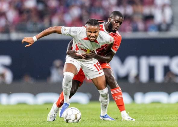 Leipzigs Christopher Nkunku gegen Muenchens Dayot Upamecano. Fussball DFL-Supercup 2022: RB Leipzig - FC Bayern Muenchen 3:5. 30. Juli 2022: Leipzig, Red Bull Arena. RB Leipzig - FC Bayern Muenchen 3:5