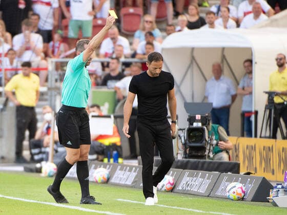 Schiedsrichter Tobias Stieler zeigt Domenico Tedesco (RB Leipzig, Cheftrainer) die gelbe Karte, VfB Stuttgart vs RB Leipzig, Fussball, Herren, 1. Bundesliga, 1. Spieltag, Saison 22 23, GER, 07.08.2022, DFL DFB REGULATIONS PROHIBIT ANY USE OF PHOTOGRAPHS AS IMAGE SEQUENCES AND OR QUASI-VIDEO, VfB Stuttgart vs RB Leipzig, Fussball, Herren, 1. Bundesliga, 1. Spieltag, Saison 22 23, GER, 07.08.2022 Stuttgart *** Referee Tobias Stieler shows yellow card to Domenico Tedesco RB Leipzig, head coach, VfB Stuttgart vs RB Leipzig, Football, Men, 1 Bundesliga, 1 Matchday, Season 22 23, GER, 07 08 2022, DFL DFB REGULATES PROHIBIT ANY USE OF PHOTOGRAPHS AS IMAGE SEQUENCES AND OR QUASI VIDEO, VfB Stuttgart vs RB Leipzig, Football, Men, 1 Bundesliga, 1 Matchday, Season 22 23, GER, 07 08 2022 Stuttgart. Copyright: xWolfgangxFrank Eibner-Pressefotox EP_EER