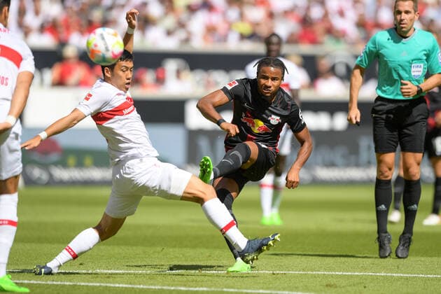 Fußball, 1. Bundesliga, 20220807, VfB Stuttgart - Rasenballsport Leipzig. Im Bild Wataru ENDO (VfB Stuttgart, 3) zu spät Christopher NKUNKU (RB Leipzig, 18) Schuss zum Tor 0:1. Stuttgart Mercedes-Benz Arena Baden Württemberg Deutschland *** Soccer, 1 Bundesliga, 20220807, VfB Stuttgart Rasenballsport Leipzig In the picture Wataru ENDO VfB Stuttgart, 3 too late Christopher NKUNKU RB Leipzig, 18 shot on goal 0 1 Stuttgart Mercedes Benz Arena Baden Württemberg Germany Copyright: Passion2Press MarkusxFischerx