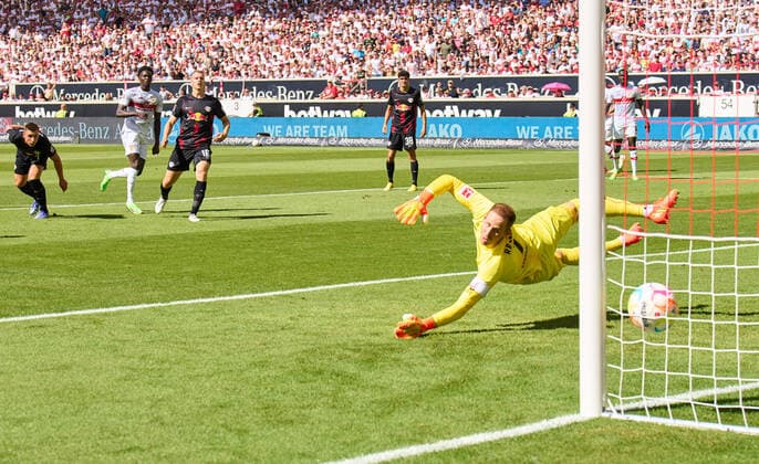 Naouirou AHAMADA, VFB 32 scores, shoots goal , Tor, Treffer, Torschuss, 1-1 against Peter GULACSI, goalkeeper RB Leipzig 1 in the match VFB STUTTGART - RB LEIPZIG 1.German Football League on Aug 7, 2022 in Stuttgart, Germany. Season 2022 2023, matchday 1, 1.Bundesliga, 1.Spieltag