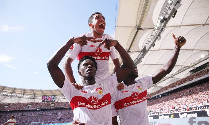 Bilder des Jahres 2022, Sport 08 August Sport Themen der Woche KW31 Sport Bilder des Tages Sport Bilder des Tages Stuttgart , Fußball Bundesliga VfB Stuttgart vs. RB Leipzig , Jubel Naouirou Ahamada ( VfB ) , oben: Tiago Tomas *** Stuttgart , Bundesliga soccer VfB Stuttgart vs RB Leipzig , cheering Naouirou Ahamada VfB , top Tiago Tomas