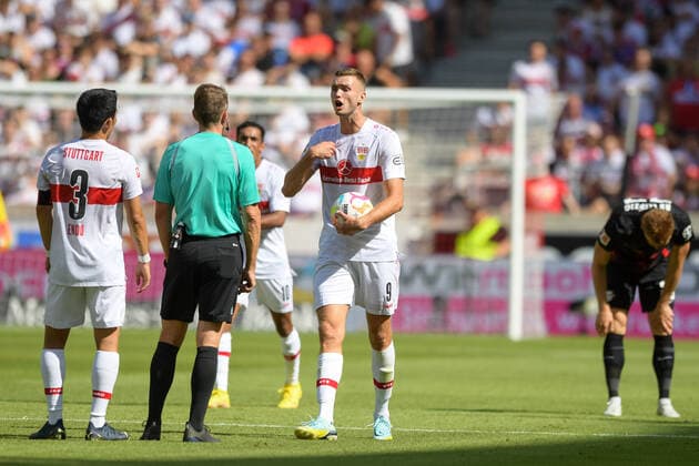 Fußball, 1. Bundesliga, 20220807, VfB Stuttgart - Rasenballsport Leipzig. Im Bild Sasa KALAJDZIC (VfB Stuttgart, 9) reklamiert Schiedsrichter Tobias STIELER. Stuttgart Mercedes-Benz Arena Baden Württemberg Deutschland *** Soccer, 1 Bundesliga, 20220807, VfB Stuttgart Rasenballsport Leipzig In picture Sasa KALAJDZIC VfB Stuttgart, 9 appeals referee Tobias STIELER Stuttgart Mercedes Benz Arena Baden Württemberg Germany Copyright: Passion2Press MarkusxFischerx